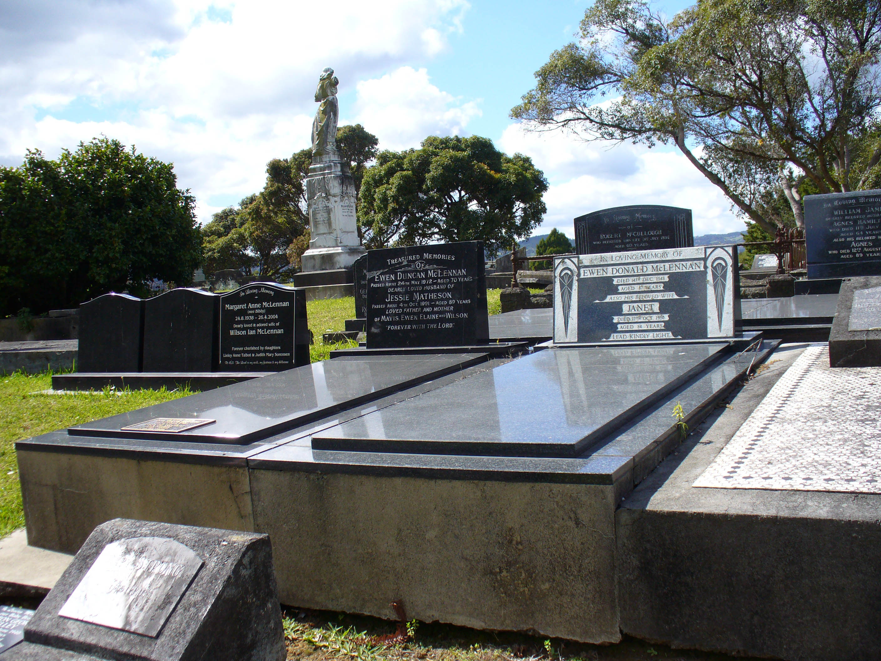 Photo of headstones/Ewen Donald McLennan d 1948 hdstn Parakura_med